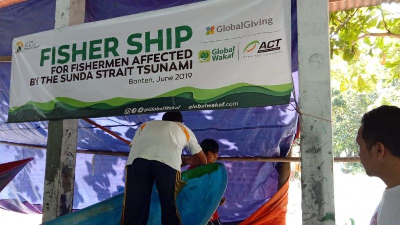 Aksi Cepat Tanggap (ACT) dan mitranya Global Wakaf memberikan bantuan berupa perahu wakaf untuk para nelayan yang terdampak tsunami pesisir Selat Sunda pada akhir 2018 di Desa Cigarondong, Pandeglang, Banten./Foto news.act.id