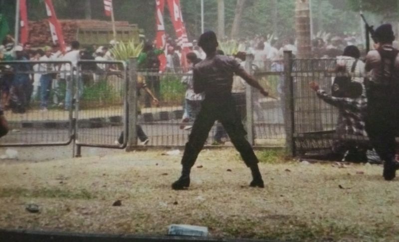 Aparat keamanan membubarkan suporter yang akan masuk tanpa tiket ke Stadion Utama Senayan, Jakarta saat pertandingan Bandung Raya melawan Mitra Surabaya, Jumat (25/7/1997)./ Foto Panji Masyarakat, Nomor 16 Tahun I/4 Agustus 1997