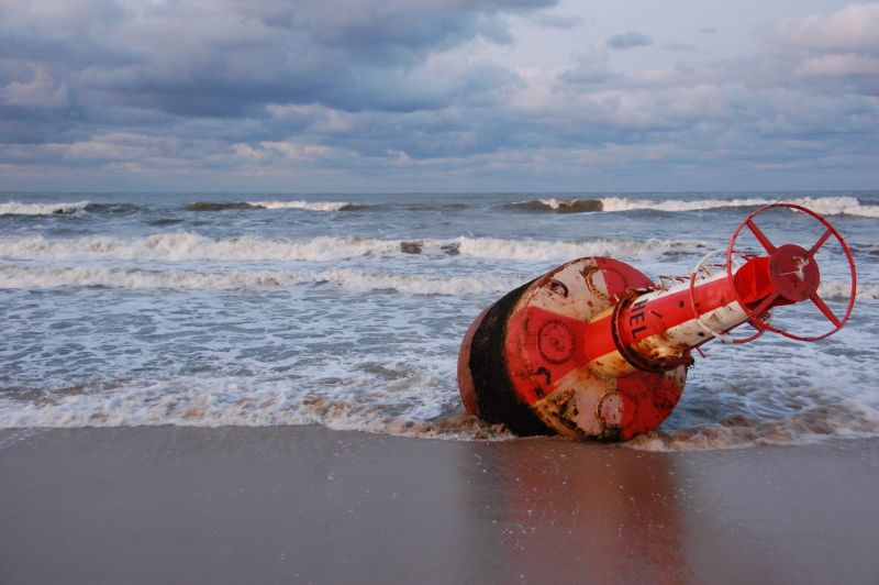 Ilustrasi sebuah buoy yang terdampar di pantai. Foto Pixabay.