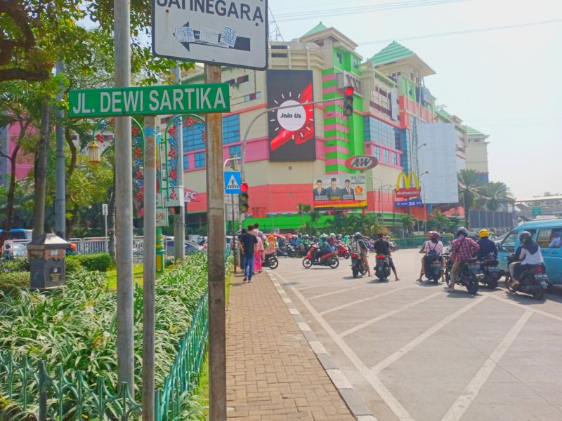 Kendaraan berhenti di lampu lalu lintas Jalan Dewi Sartika, depan Pusat Grosir Cililitan (PGC), Jakarta Timur, Jumat (1/7/2022). Alinea.id/Fandy Hutari