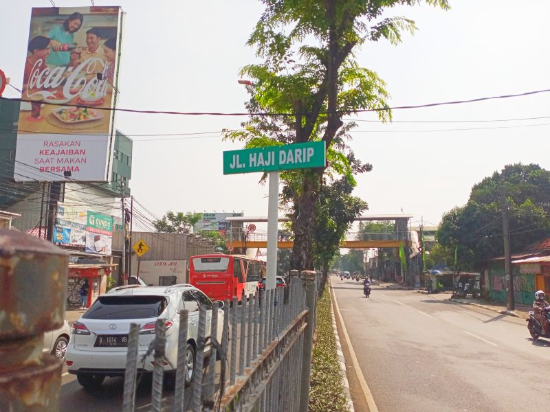 Suasana lalu lintas di Jalan Haji Darip yang menggantikan Jalan Bekasi Timur Raya di Jakarta Timur, Jumat (1/7/2022). Alinea.id/Fandy Hutari