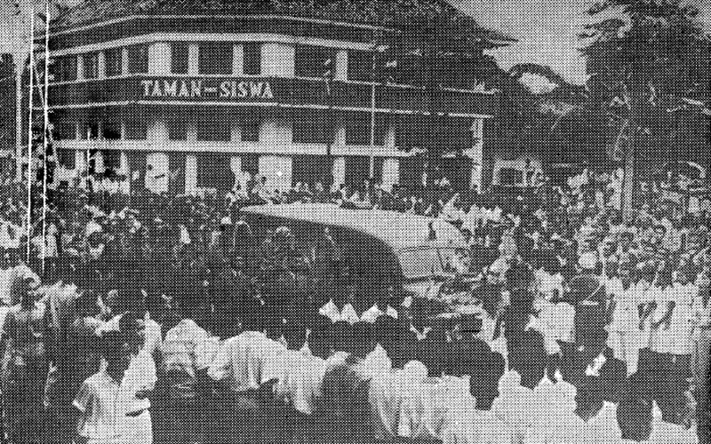 Prosesi permakaman Ki Hajar Dewantara pada 1959. Foto Ki Hadjar Dewantara: Perintis Perdjuangan Kemerdekaan Indonesia/commons.wikimedia.org