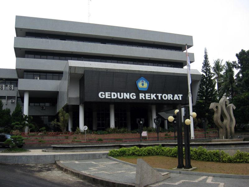 Gedung Rektorat Universitas Lampung (Unila) di Jalan Prof. Dr. Ir. Sumantri Brojonegoro No. 1, Kecamatan Rajabasa, Kota Bandar Lampung, Lampung./Foto Crisco 1492/commons.wikimedia.org