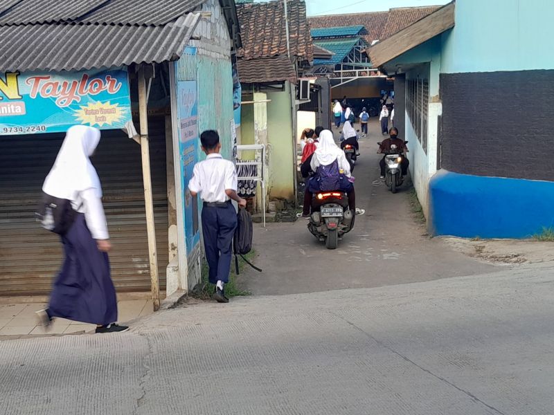 Beberapa pelajar SMPN 1 Jalan Mohamad Toha, Parung Panjang, Kabupaten Bogor berjalan menuju sekolah mereka, Selasa (7/3/2023). Alinea.id/Akbar Ridwan