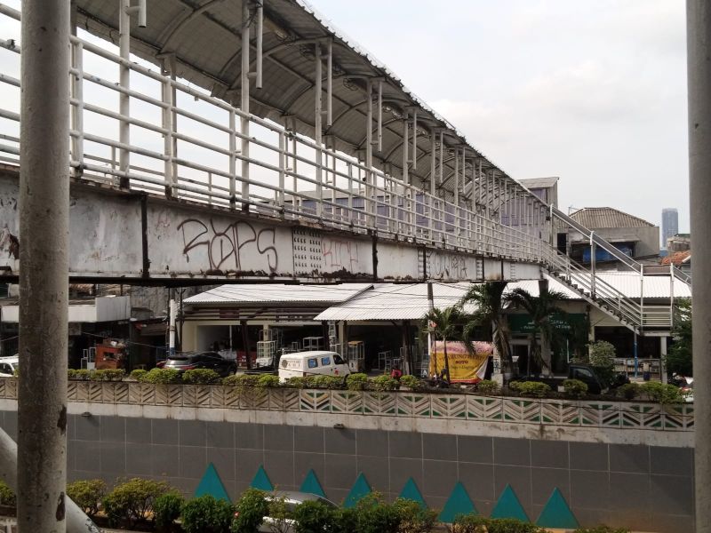 Kondisi jembatan penyeberangan orang (JPO) yang rusak di Jalan Letjend Soeprapto, Cempaka Putih, Jakarta Pusat, Selasa (14/12/2021). Alinea.id/Kudus Purnomo Wahidin.