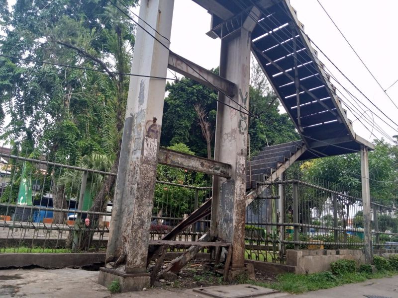 Kondisi kerangka jembatan penyeberangan orang (JPO)  terlantar di bawah jalan layang Pesing, Jakarta Barat, Rabu (15/12/2021). Alinea.id/Kudus Purnomo Wahidin.