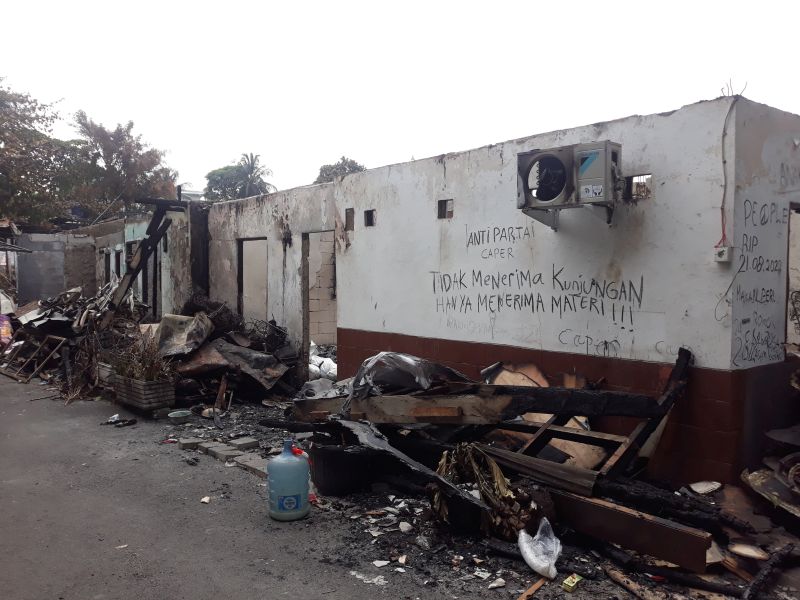  Sebuah coretan dinding curahan hati warga di rumah bekas kebakaran di Jalan Simprug Golf 2, Kebayoran Lama, Jakarta Selatan, Kamis (25/8/2022). Alinea.id/Akbar Ridwan