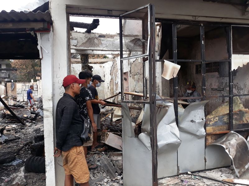 Beberapa orang warga mengambil besi dan seng sisa kebakaran di Jalan Simprog Golf 2, Kebayoran Lama, Jakarta Selatan, Kamis (25/8/2022). Alinea.id/Akbar Ridwan