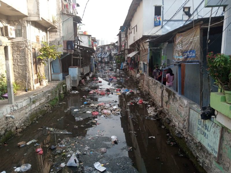 Sungai yang dipenuhi sampah dan rumah-rumah kumuh di Jalan Jati Bunder, Tanah Abang, Jakarta Pusat, Minggu (10/7/2022). Alinea.id/Kudus Purnomo Wahidin.