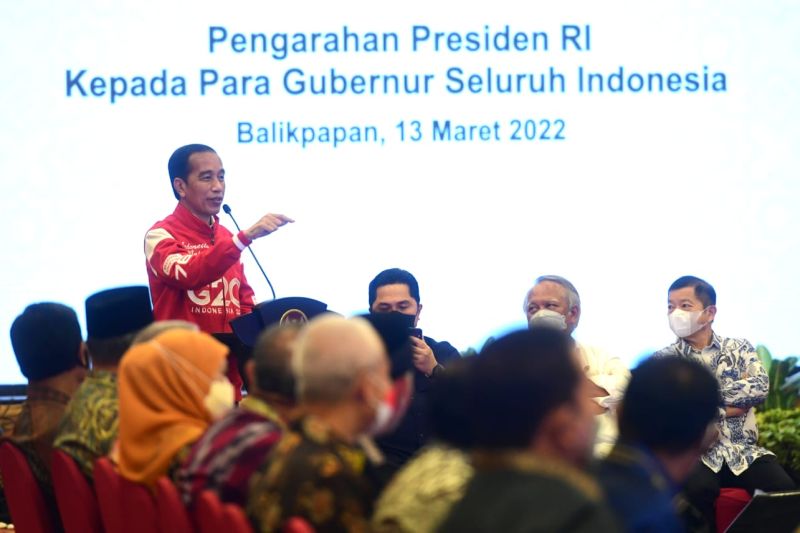 Presiden Joko Widodo memberikan sejumlah arahan kepada para gubernur se-Indonesia terkait penanganan Covid-19 hingga Anggaran Pendapatan Belanja Daerah (APBD) di Hotel Novotel, Balikpapan, Kalimantan Timur, Minggu (13/3/2022). Foto BPMI Setpres/Muchlis Jr/setkab.go.id.