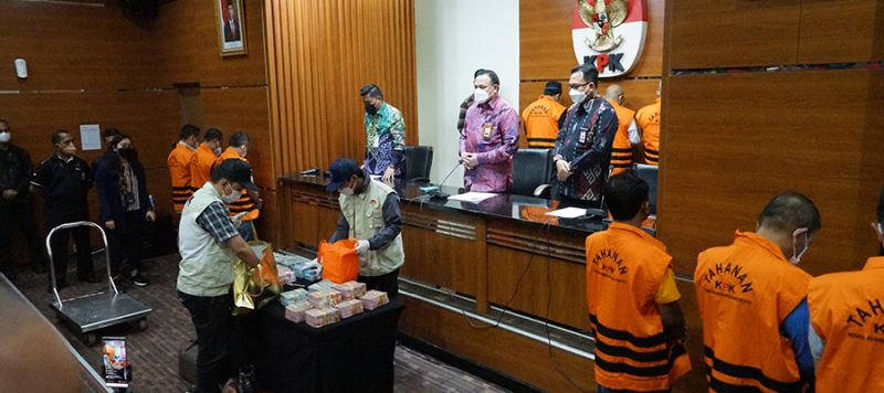 Konferensi pers tangkap tangan Wali Kota Bekasi Rahmat Effendi dan beberapa orang lainnya, serta gelar barang bukti korupsi di Gedung KPK, Jakarta, Kamis (6/1/2022). Foto biro humas KPK/KPK.go.id