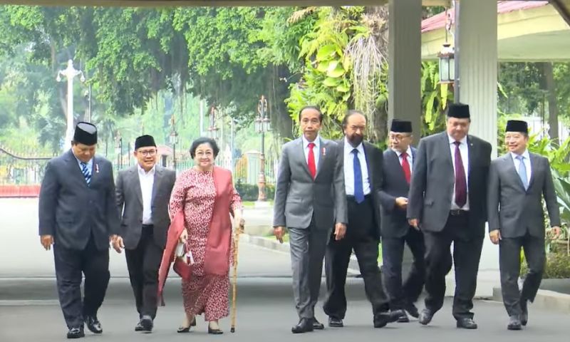 Presiden Jokowi berjalan bersama Ketua Umum Partai Gerindra Prabowo Subianto, Ketua Umum PKB Muhaimin Iskandar, Ketua Umum PDI-P Megawati Soekarnoputri, Ketua Umum Partai NasDem Surya Paloh, Ketua Umum Partai Golkar Airlangga Hartarto, Ketua Umum PPP Suharso Manoarfa, dan Ketua Umum PAN Zulkifli Hasal di Istana Negara, Jakarta, Rabu (15/6/2022) menjelang pelantikan menteri dan wakil menteri baru Kabinet Indonesia Maju./Foto YouTube Sekretariat Presiden.