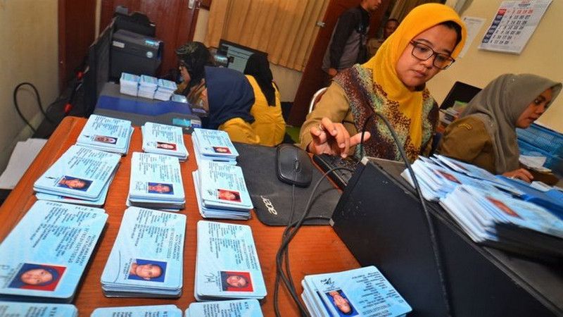 Petugas Dinas Kependudukan dan Catatan Sipil (Disdukcapil) mencetak KTP-el di Kantor Disdukcapil Kota Tasikmalaya, Jawa Barat, Selasa (24/10/2017)./Foto Antara/Adeng Bustomi