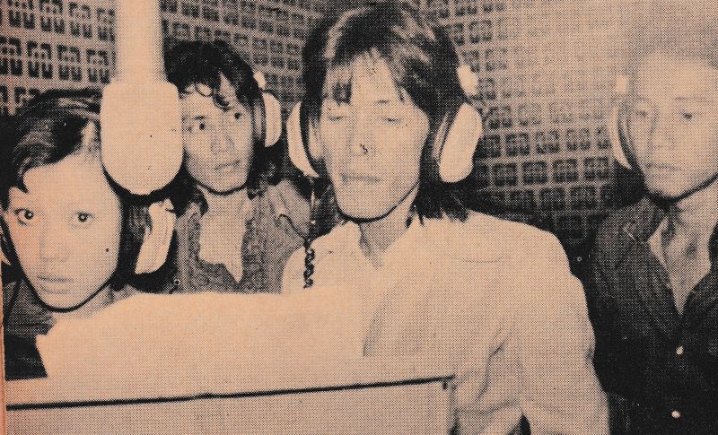 Grup Bimbo yang terdiri dari Jaka, Acil, Sam, dan Iin Parlina di studio rekaman pada 1970-an. Foto Violeta, 23 September 1975.