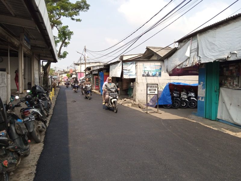 Sebuah tempat parkir atau penitipan sepeda motor di dekat Stasiun Kalideres, Jakarta Barat, Senin (13/3/2023). Alinea.id/Kudus Purnomo Wahidin