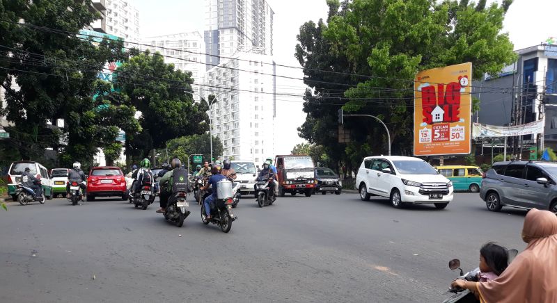 Situasi lalu lintas di perempatan Bintaro, Tangerang Selatan, Banten, Jumat (29/7/2022). Alinea.id/Akbar Ridwan