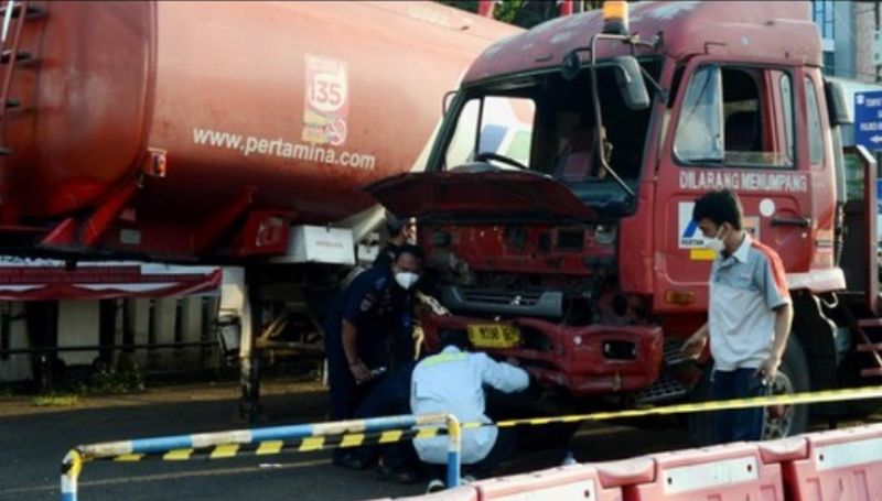 Petugas tengah menyelidik truk tangki Pertamina yang menabrak sejumlah kendaraan di Jalan Transyogi, Bekasi, Jawa Barat./Foto ntmcpolri.info