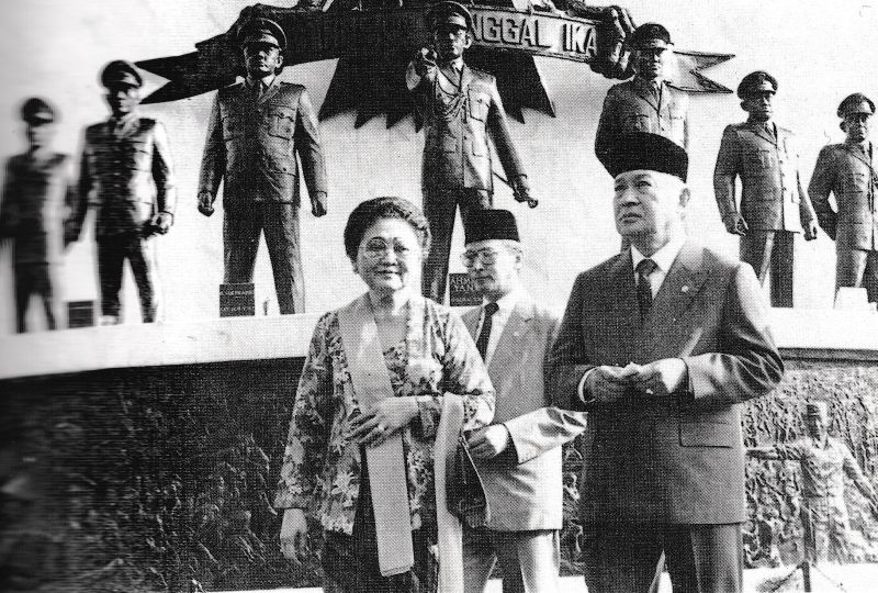 Soeharto dan Tien Soeharto berfoto di Monumen Pancasila Sakti, Lubang Buaya, Jakarta Timur usai mengikuti upacara Hari Kesaktian Pancasila. Foto Soeharto: Pikiran, Ucapan, dan Tindakan Saya (1989)