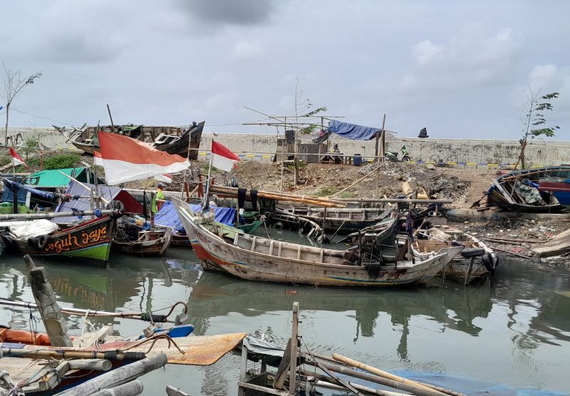 Perahu nelayan yang hancur dan hampir tenggelam di Kampung Nelayan Cilincing, Jakarta Utara, Kamis (2/2/2023). Alinea.id/Akbar Ridwan