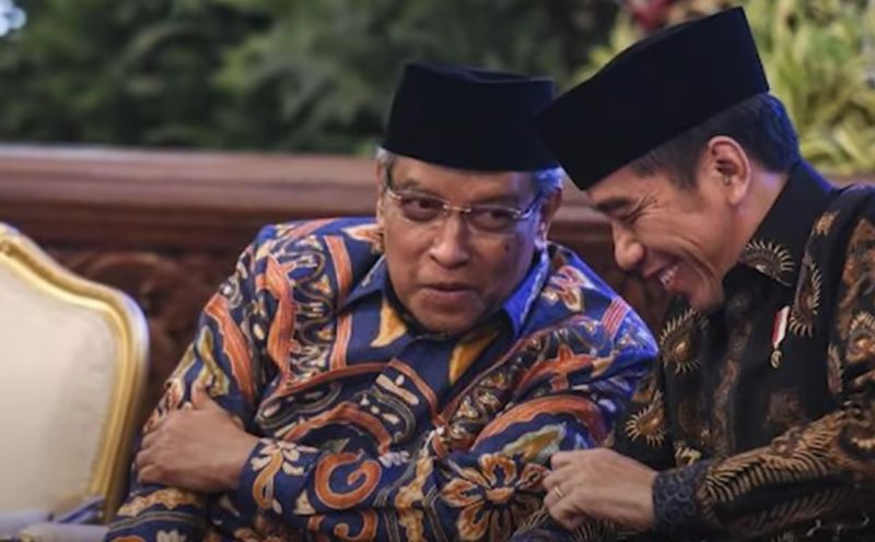 Presiden Joko Widodo (kanan) berbincang dengan Ketua Umum PBNU Said Aqil Siradj (kri) sebelum membuka Kongres ISNU di Istana Negara, Jakarta, Jumat (24/8/2018)./Foto Antara/Hafidz Mubarak A.