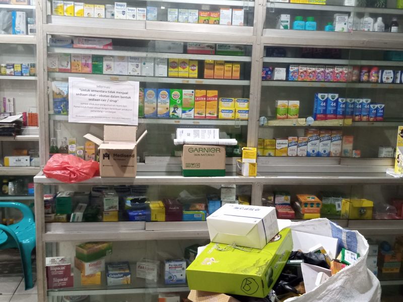 Etalase obat-obatan di toko obat Naga Sakti, Poris, Tangerang, Banten, Jumat (30/12/2022). Alinea.id/Kudus Purnomo Wahidin