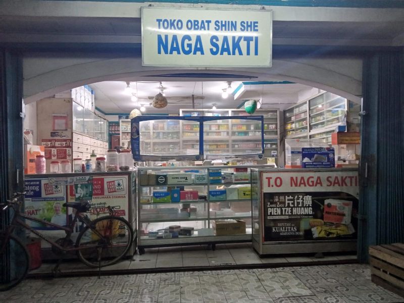 Toko obat Naga Sakti di Poris, Tangerang, Banten, Jumat (30/12/2022). Alinea.id/Kudus Purnomo Wahidin