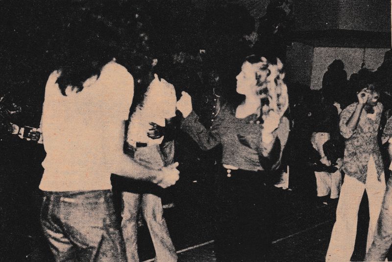 Anak-anak muda tengah berdansa di sebuah diskotek di Jakarta./Foto TOP, Nomor 56