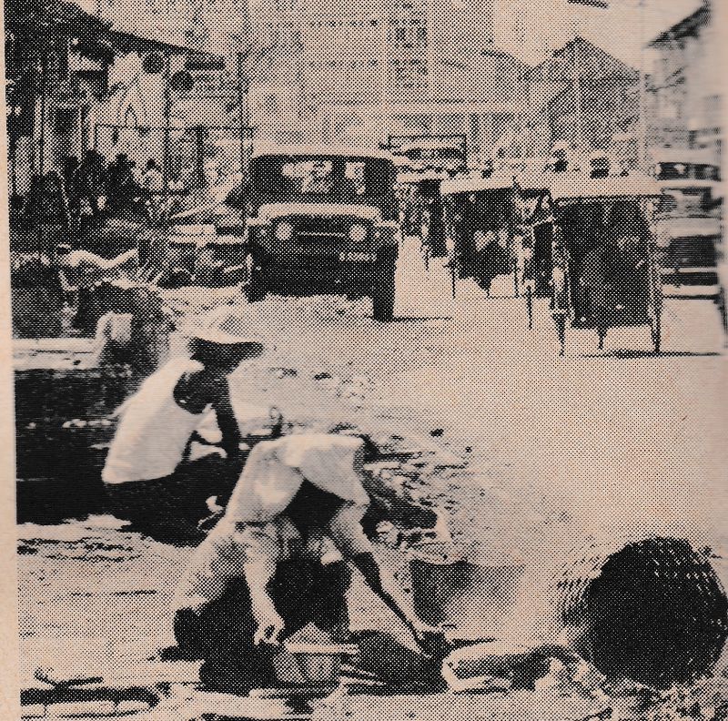 Gelandangan di pinggir jalanan Jakarta tengah mengais sampah./Foto Prisma, Nomor 5, Mei 1977 