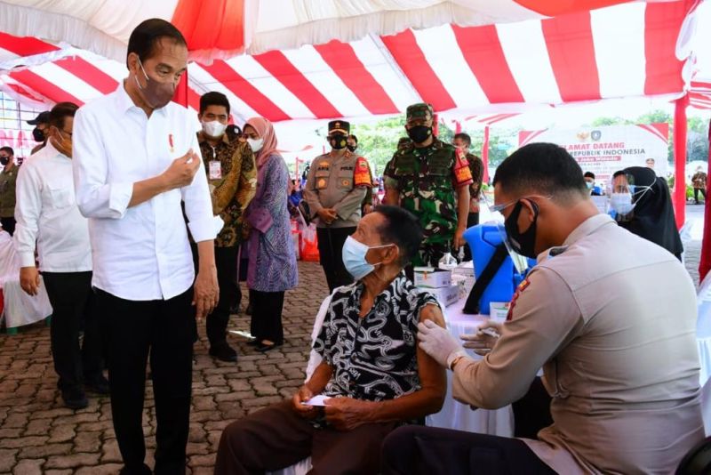 Presiden Jokowi berbincang dengan peserta vaksinasi Covid-19 dosis ketiga (booster) di Gedung Community Center, Kota Baru, Kecamatan Teluk Sebong, Kabupaten Bintan, Provinsi Kepulauan Riau, Selasa (25/1/2022). Foto BPMI Setpres/Muchlis/setkab.go.id