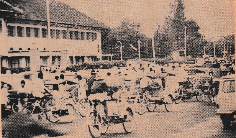  Becak-becak bergerombol di depan Rumah Sakit St. Carolus, Salemba, Jakarta Pusat pada 1970./Foto Ekspres, 5 Oktober 1970.