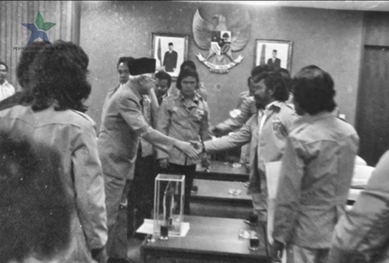 Ketua MPR/DPR yang diwakili KH Masyur menerima Dewan Pimpinan Wilayah Pemuda Pancasila, yang menyampaikan pokok pikiran dan bahan pertimbangan dalam sidang umum MPR pada 30 Januari 1978./Foto khastara.perpusnas.go.id