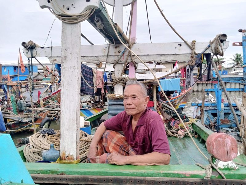 Daklani, salah seorang nelayan di Cilincing, Jakarta Utara, tengah beristirahat, Kamis (28/10). Alinea.id/Kudus Purnomo Wahidin.
