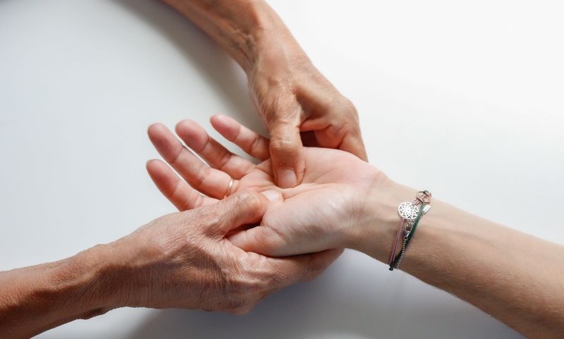 Ilustrasi pengobatan dengan memijat saraf di telapak tangan./Foto Pixabay.com