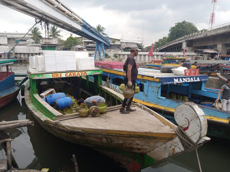 Aktivitas bongkar muat barang di perahu-perahu pelayaran rakyat di dermaga Cilincing, Jakarta Utara, Selasa (3/1/2023). Alinea.id/Kudus Purnomo Wahidin 