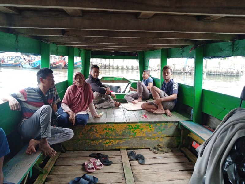 Beberapa warga yang memanfaatkan angkutan perahu dari Cilincing, Jakarta Utara menuju Muara Gembong, Bekasi, Selasa (3/1/2023). Alinea.id/Kudus Purnomo Wahidin