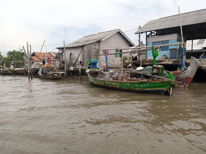 Perahu menepi di beberapa rumah warga di tepi sungai Desa Pantai Mekar, Muara Gembong, Bekasi, Jawa Barat, Selasa (3/1/2023). Alinea.id/Kudus Purnomo Wahidin