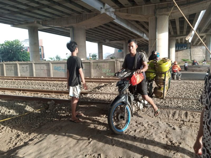  Pengendara sepeda motor menyeberang rel kereta api di perlintasan sebidang dekat Stasiun Tanah Tinggi, Tangerang, Banten, Senin (7/3/2022). Alinea.id/Kudus Purnomo Wahidin.