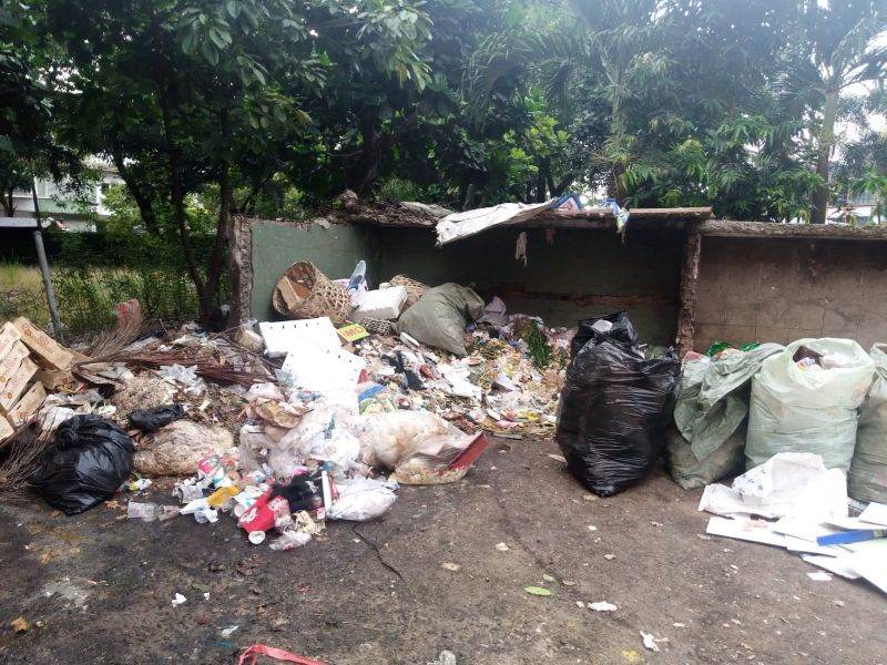 Tumpukan sampah di bak sampah dekat Mal Matahari, Kalideres, Jakarta Barat, Senin (19/12/2022). Alinea.id/Kudus Purnomo Wahidin