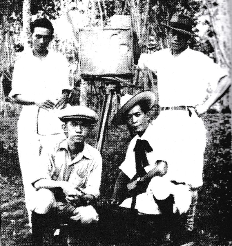 The Teng Chun (berdiri, paling kiri) di lokasi pembuatan film Boenga Roos dari Tjikembang (1931) dengan kamera yang dibuat bisa merekam suara. Foto repro buku Sejarah Film 1900-1950: Bikin Film di Jawa (2009) karya Misbach Yusa Biran.