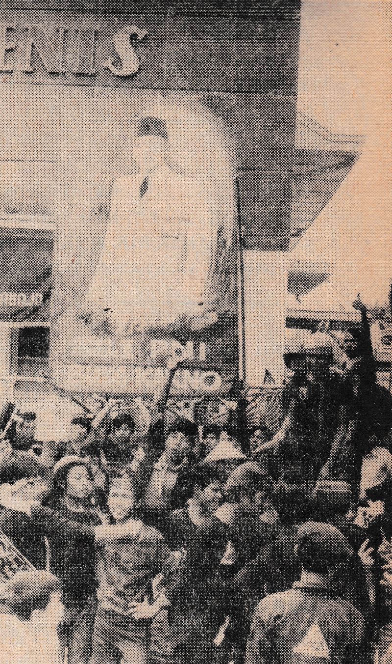 Sekelompok orang membawa gambar Sukarno dalam ukuran besar saat kampanye Pemilu 1971. Foto Ekspres, 7 Juni 1971.