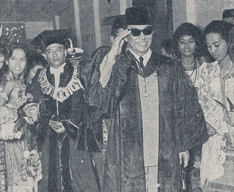 Presiden Sukarno mendapat gelar Honoris Causa dari Universitas Indonesia (UI) pada 1963. /Foto Bung Karno Penyambung Lidah Rakyat Indonesia (1988) karya Cindy Adams.