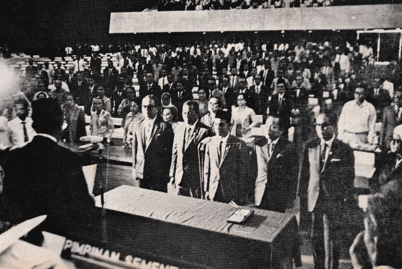 Pengambilan sumpah pimpinan DPR hasil Pemilu 3 Juli 1971 di Gedung DPR/MPR, Jakarta. Foto Ekspres, 15 November 1971.