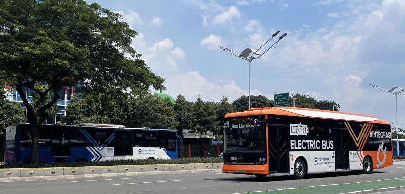 Sebuah bus listrik TransJakarta yang berdaya baterai melintas di jalanan Jakarta./Foto Twitter Transportasi Jakarta (@PT_Transjakarta) 