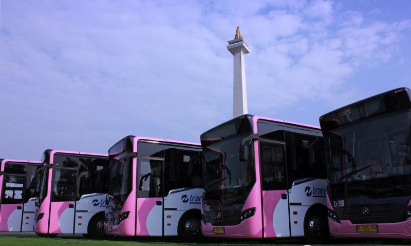 Armada bus TransJakarta terparkir di halaman Monumen Nasional (Monas), Jakarta./Foto transjakarta.co.id