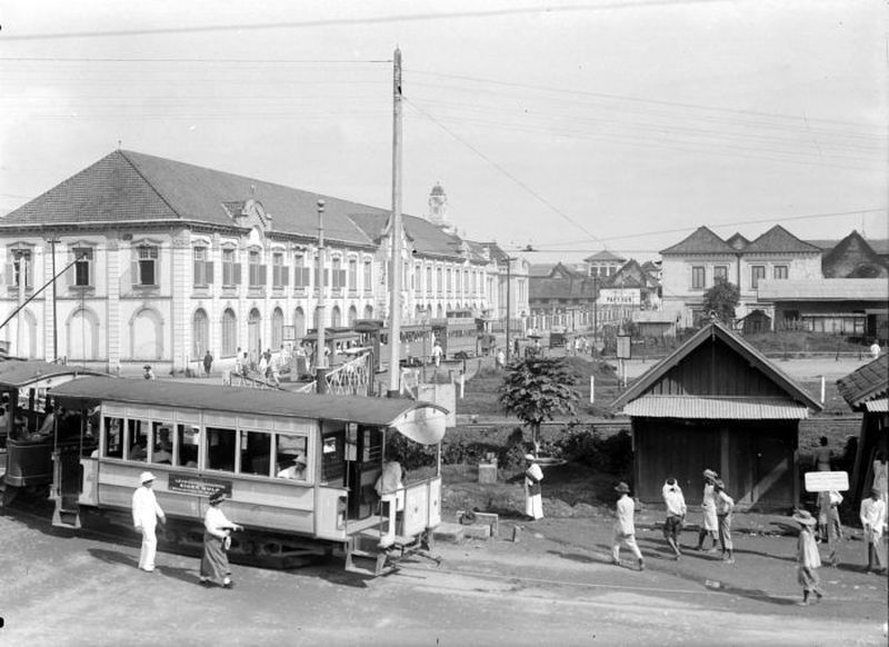 Trem uap di depan pabrik baja Carls Schlieper, Batavia antara tahun 1915 dan 1920./Foto Tropenmuseum/commons.wikimedia.org 