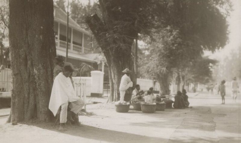 Sebuah foto yang memperlihatkan aktivitas tukang cukur di tepi jalan antara 1925-1935./Foto Tropenmuseum/collectie.wereldculturen.nl