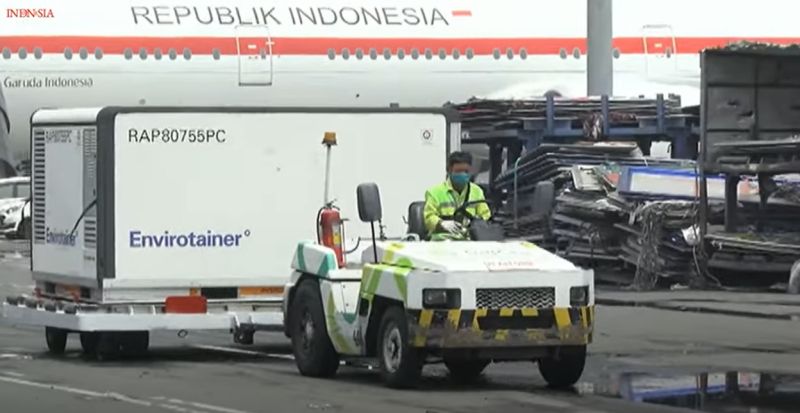 Indonesia kedatangan vaksin Covid-19 tahap 50 di Bandara Internasional Soekarno-Hatta, Senin (6/9/2021)./Foto YouTube Sekretariat Presiden.