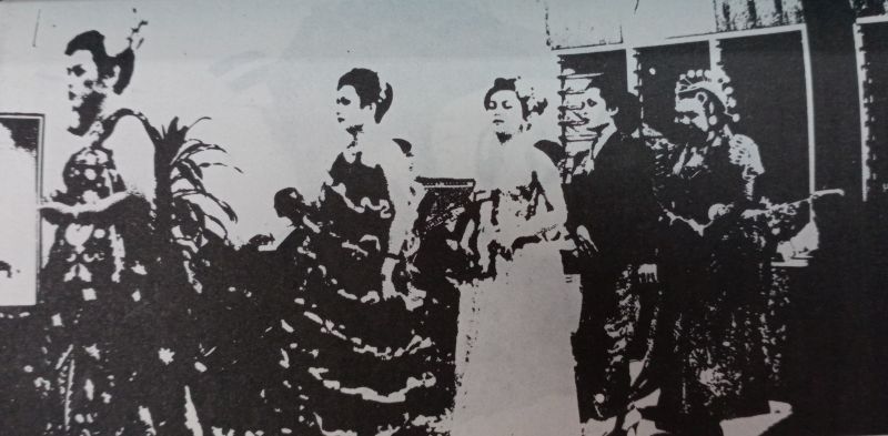 Waria saat lomba pakaian tradisional di Ancol, Jakarta Utara./Foto repro buku Kami Bukan Lelaki (1986) karya Kemala Atmojo.