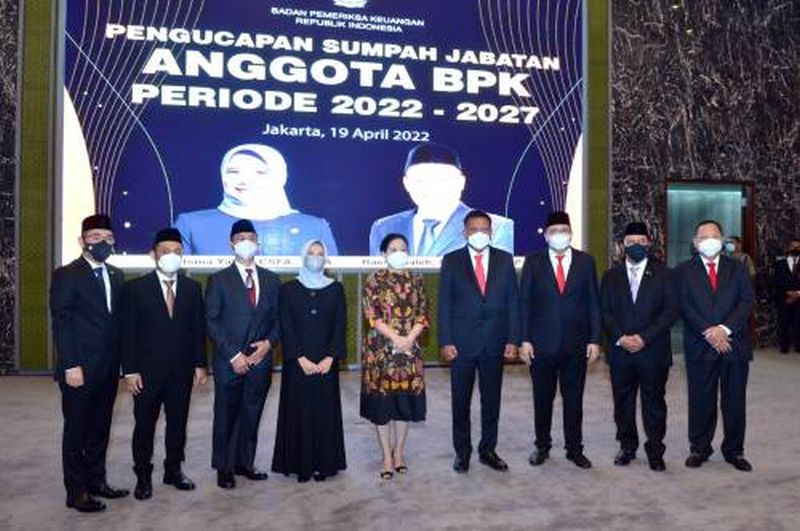 Anggota BPK (2022-2027) berfoto bersama usai pelantikan dua anggota BPK terpilih, yakni Isma Yatun dan Haerul Saleh di Gedung Mahkamah Agung, Jakarta, Selasa (19/4/2022). Foto bpk.go.id.