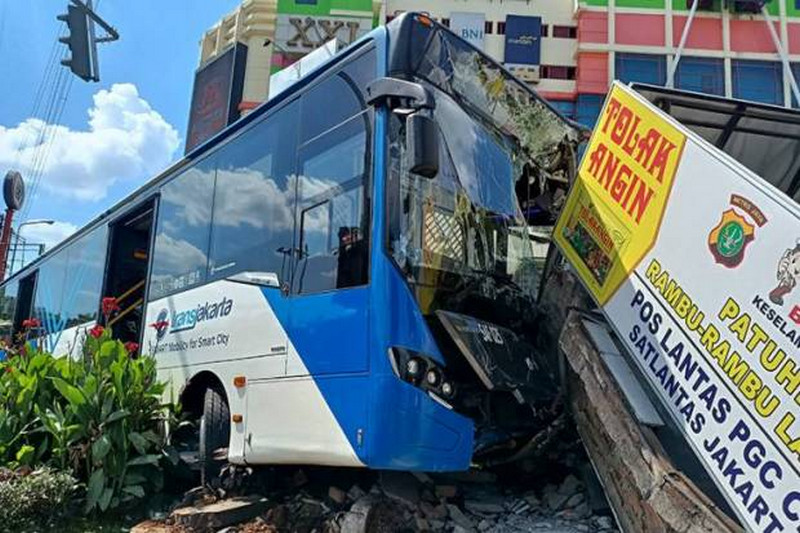 Bus Transjakarta menabrak pos polisi di simpang PGC, Kramat Jati, Jakarta Timur, pada Kamis (2/12/2021)./Foto dokumentasi Polda Metro Jaya.